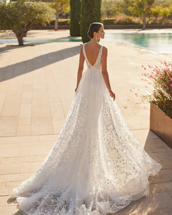 Senin – From £1290 Senin – From £1290 With or without overskirt.