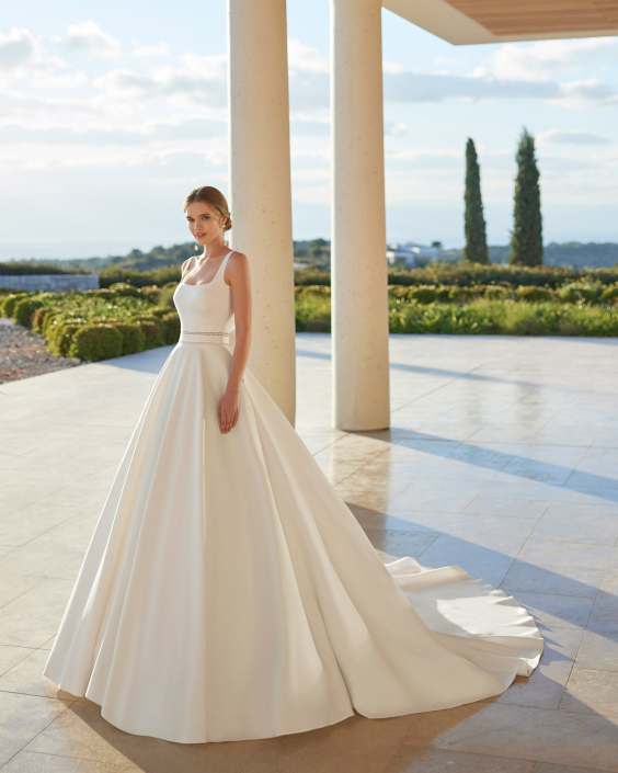 Vora – From £1850 Available in Verona Mikado, Matt Brocade, and Sienna.