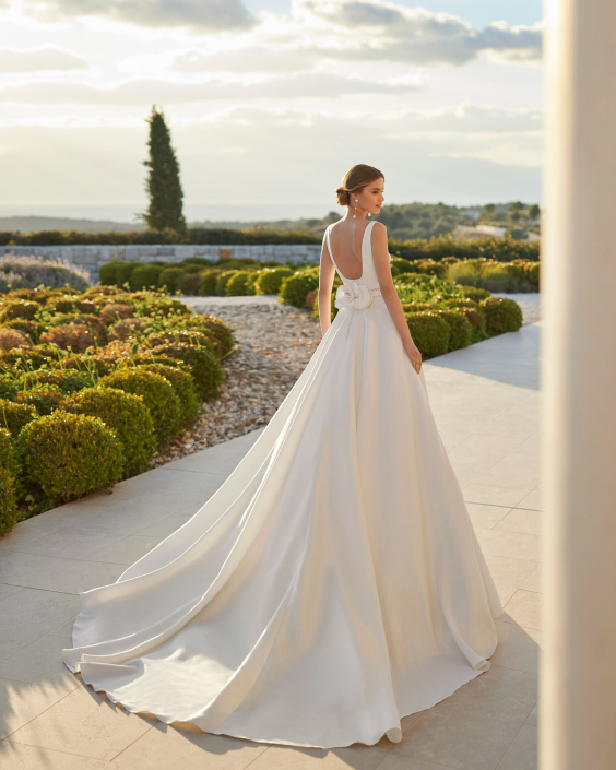 Vora – From £1850 Available in Verona Mikado, Matt Brocade, and Sienna.